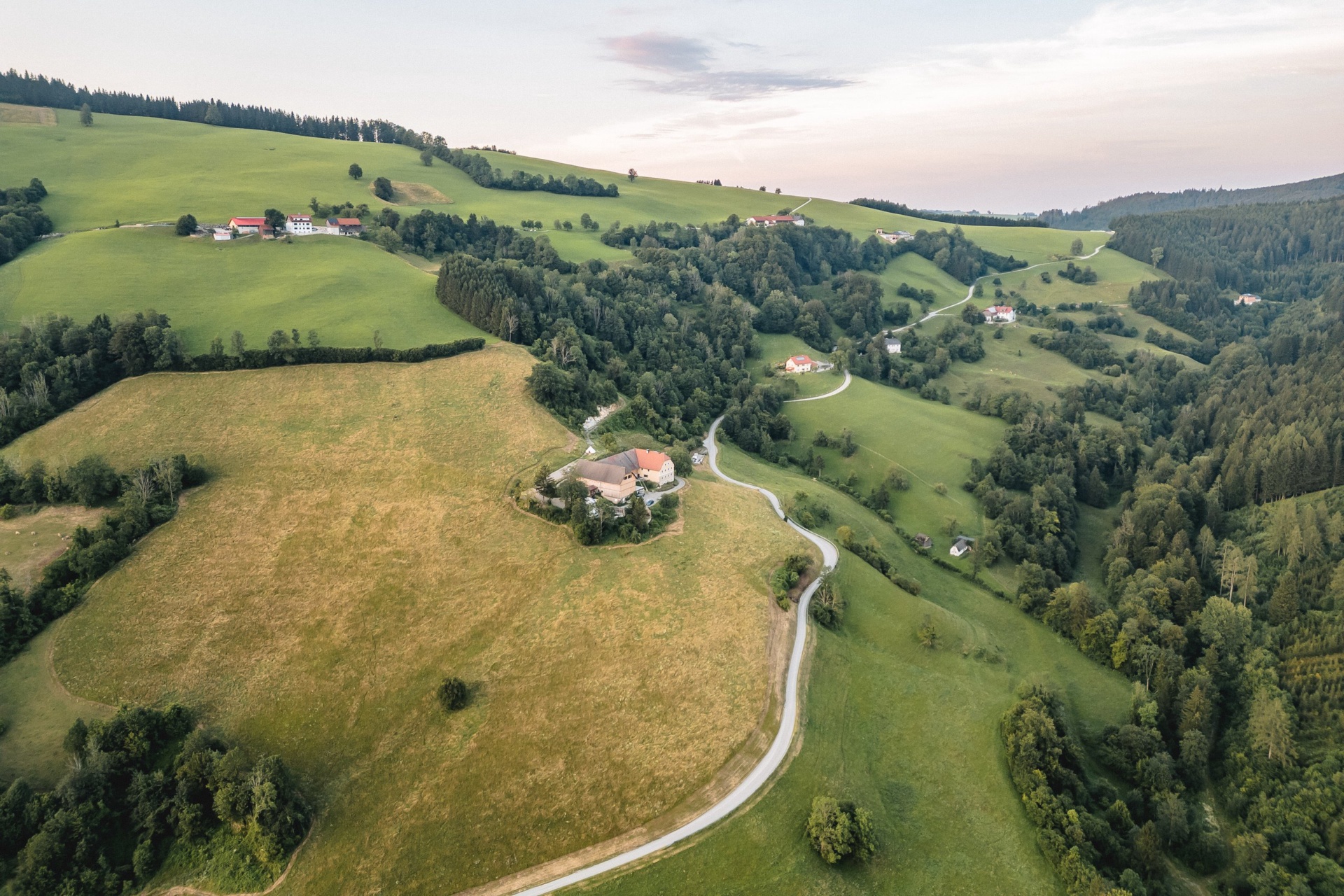 Luftaufnahme der Hügellandschaft rund um den Auszeithof Erdelement