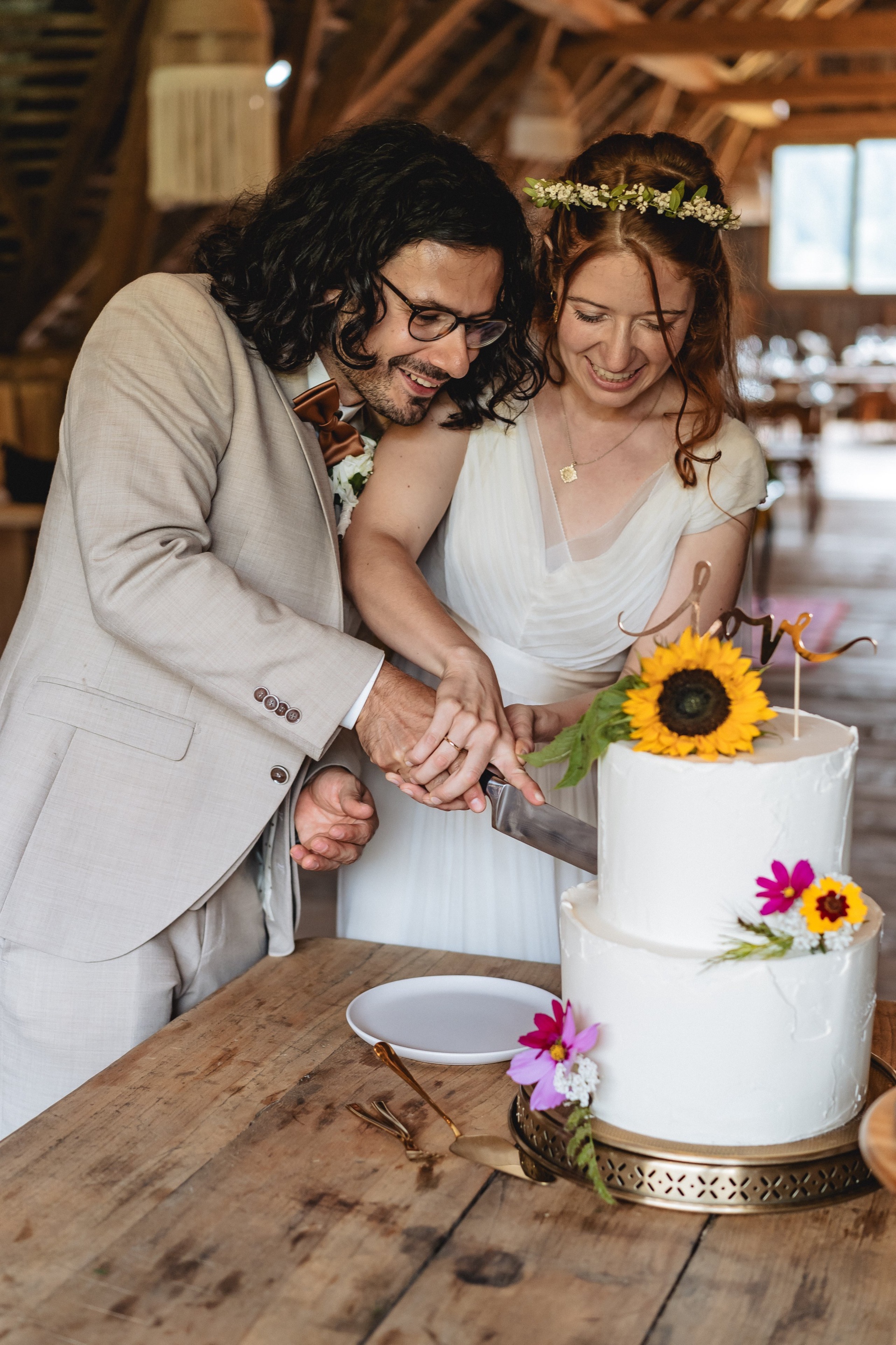 Hannah und Alexis schneiden gemeinsam die Hochzeitstorte an