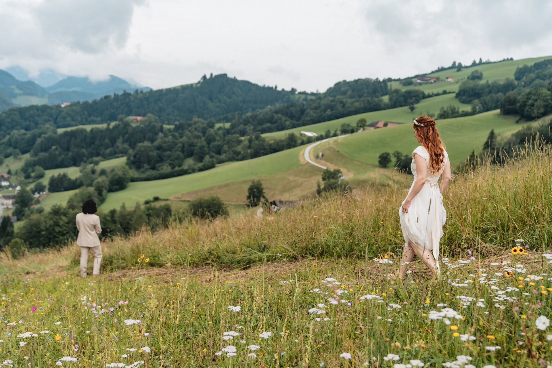 First Look auf der Blumenwiese über dem Tal, Hannah geht auf Alexis zu