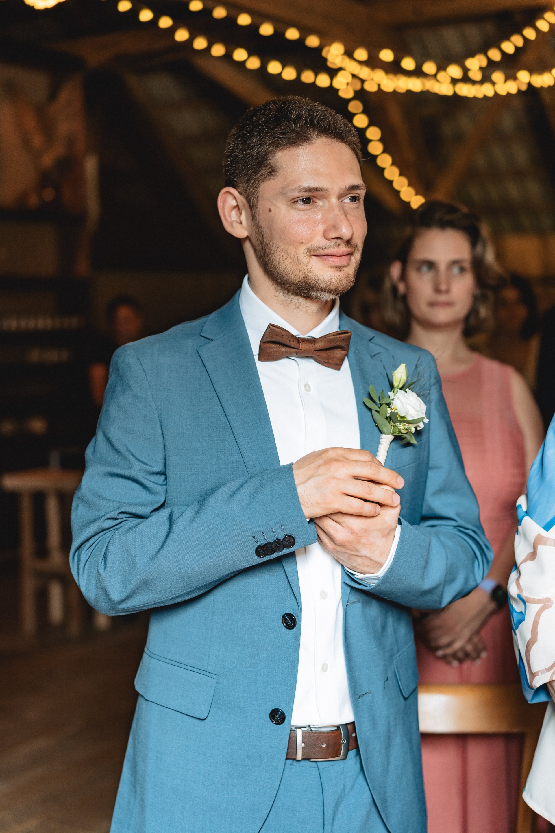 Trauzeuge im blauen Anzug mit Anstecker während der Zeremonie