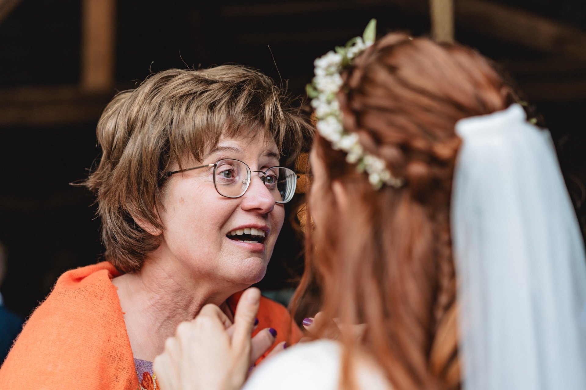 Bewegter Moment bei den Gratulationen nach der freien Trauung