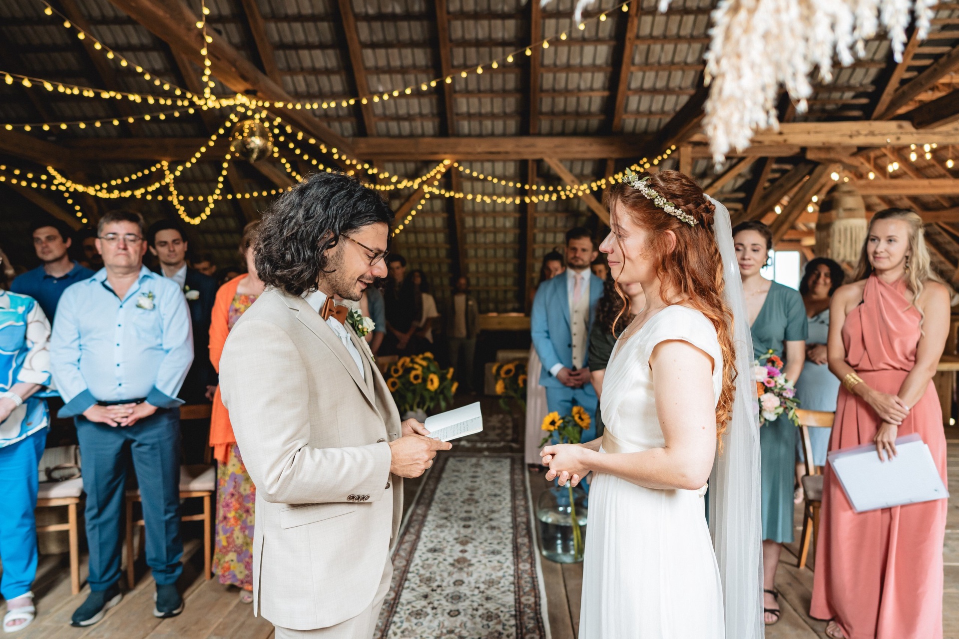 Hannah und Alexis beim Eheversprechen vor den Gästen in der Scheune