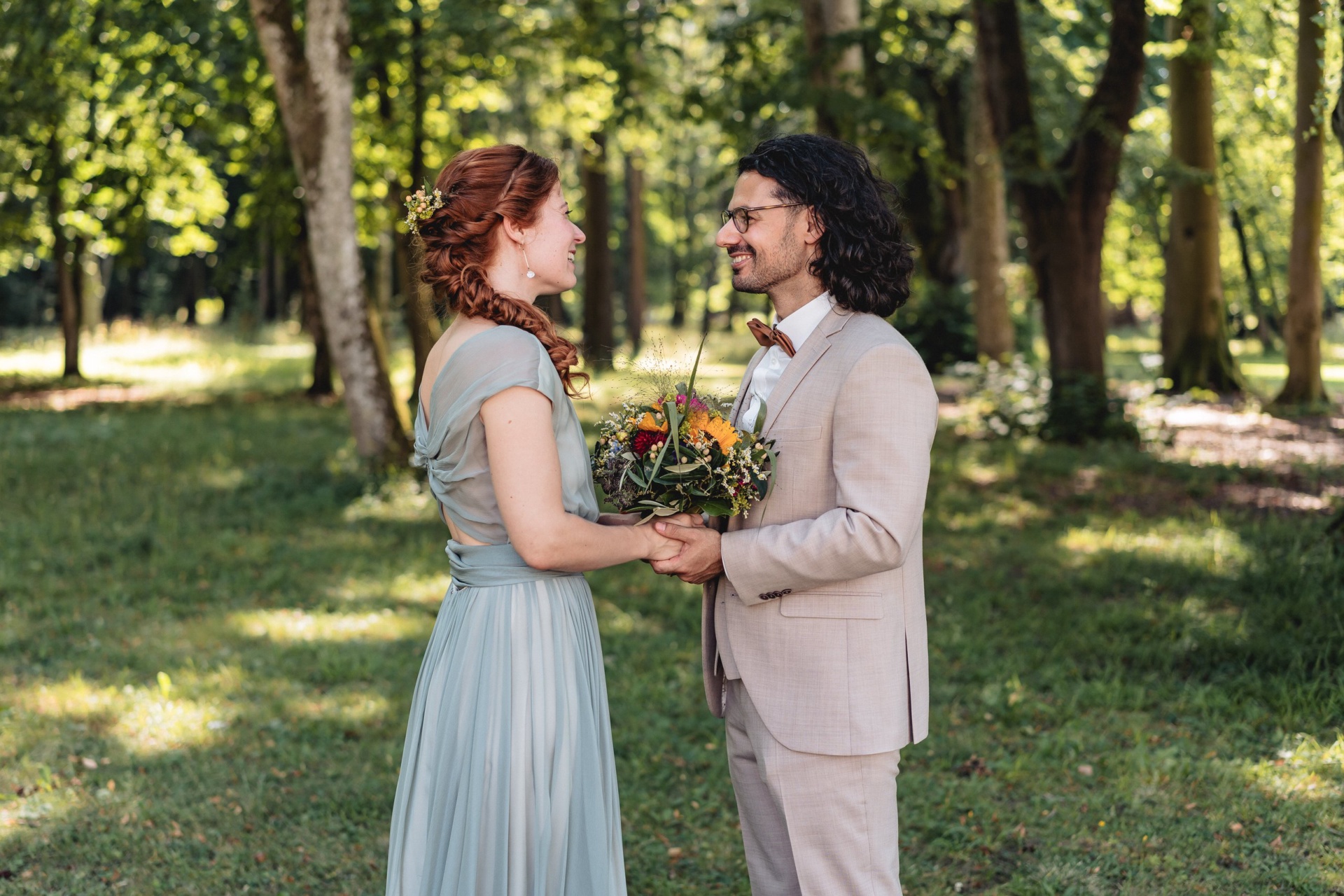 Hannah und Alexis mit dem Brautstrauß aus Sonnenblumen im Park