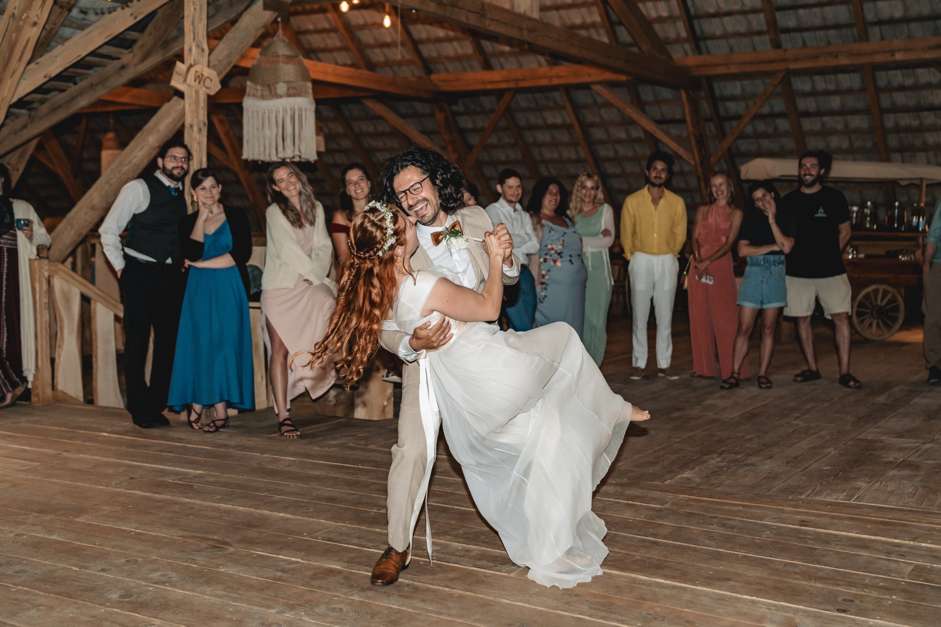 Alexis hebt Hannah beim Hochzeitstanz hoch, die Gäste sehen zu