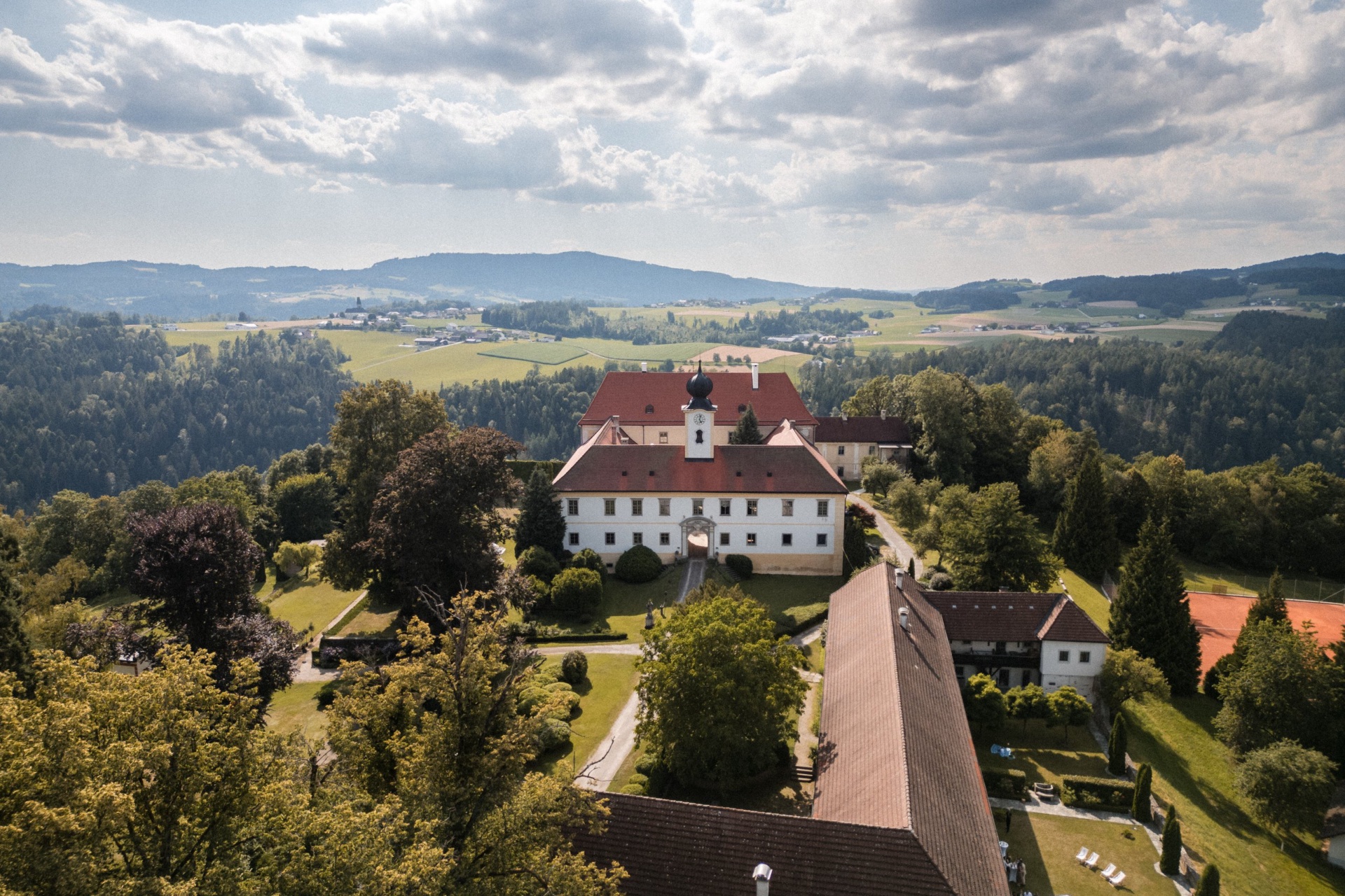 Nicola & Tobias – Hochzeit im Schloss Altenhof, Bild 1